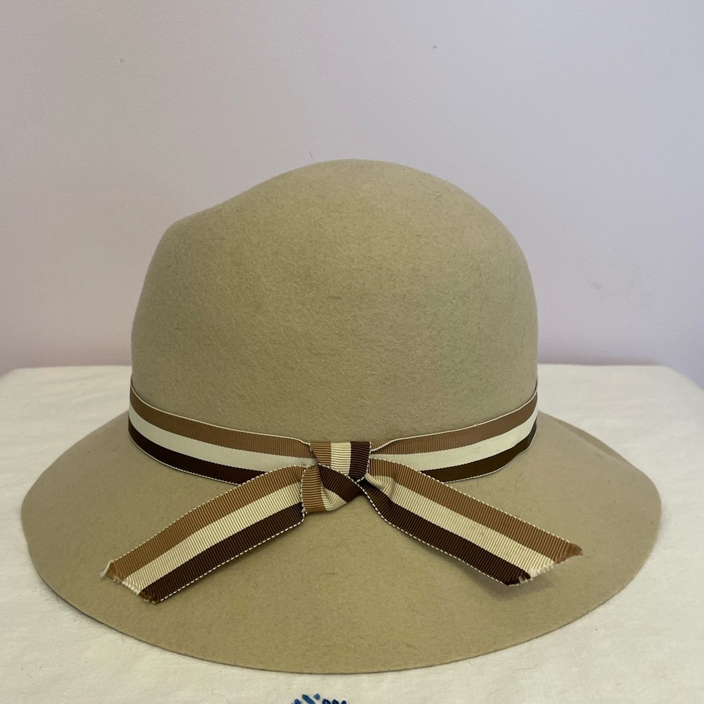 Vintage 1970s light tan wool felt cloche hat